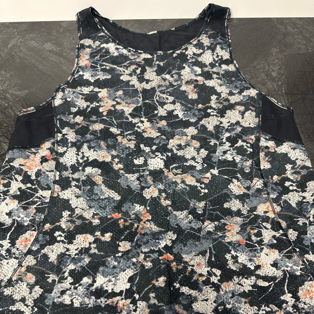 Lululemon Floral Tank, great shape